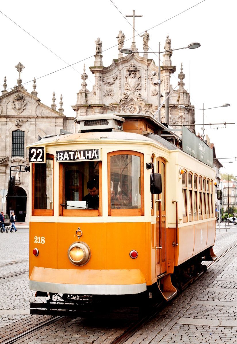 De beroemde tramlijn 22 tussen Carmo en Batalha voert passagiers door de beroemdste straten van Porto