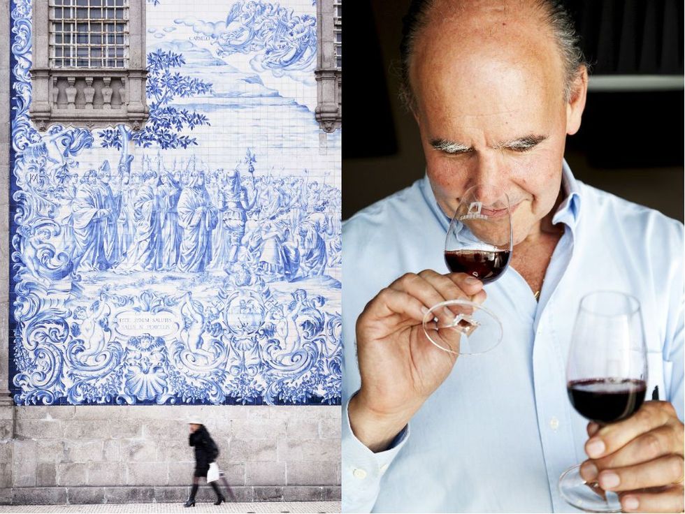De met Azulejos versierde muur van de Igreja dos Carmelitas in Porto een wijnmaker keurt de kwaliteit van de port