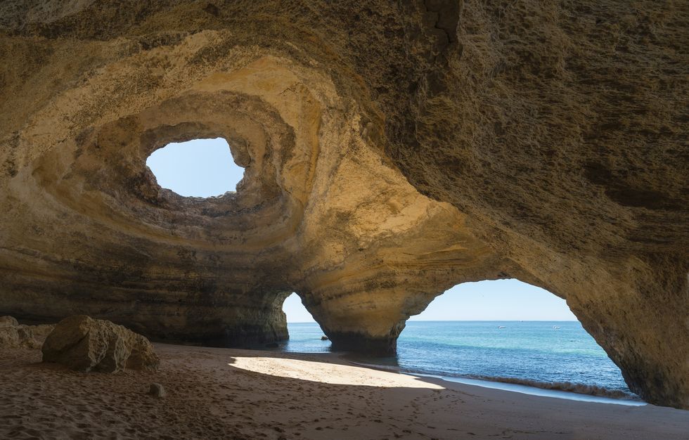 Caverna rochosa da Praia de Benagil, Portugal, olhando para o céu
