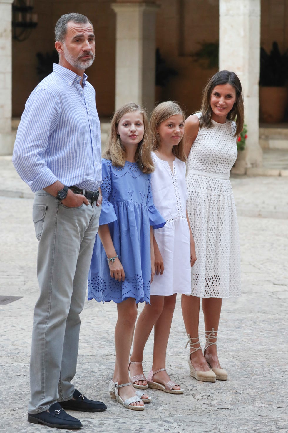 Los Reyes y sus hijas, la princesa Leonor y la infanta Sofía posan juntos en el tradicional posado de Mallorca en el Palacio de la Almudaina.
