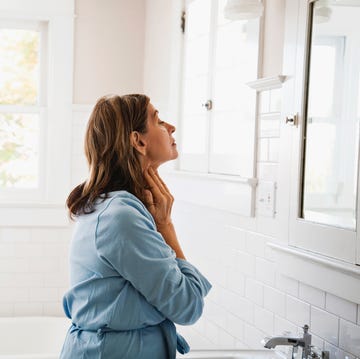 vrouw op leeftijd kijkt in de spiegel