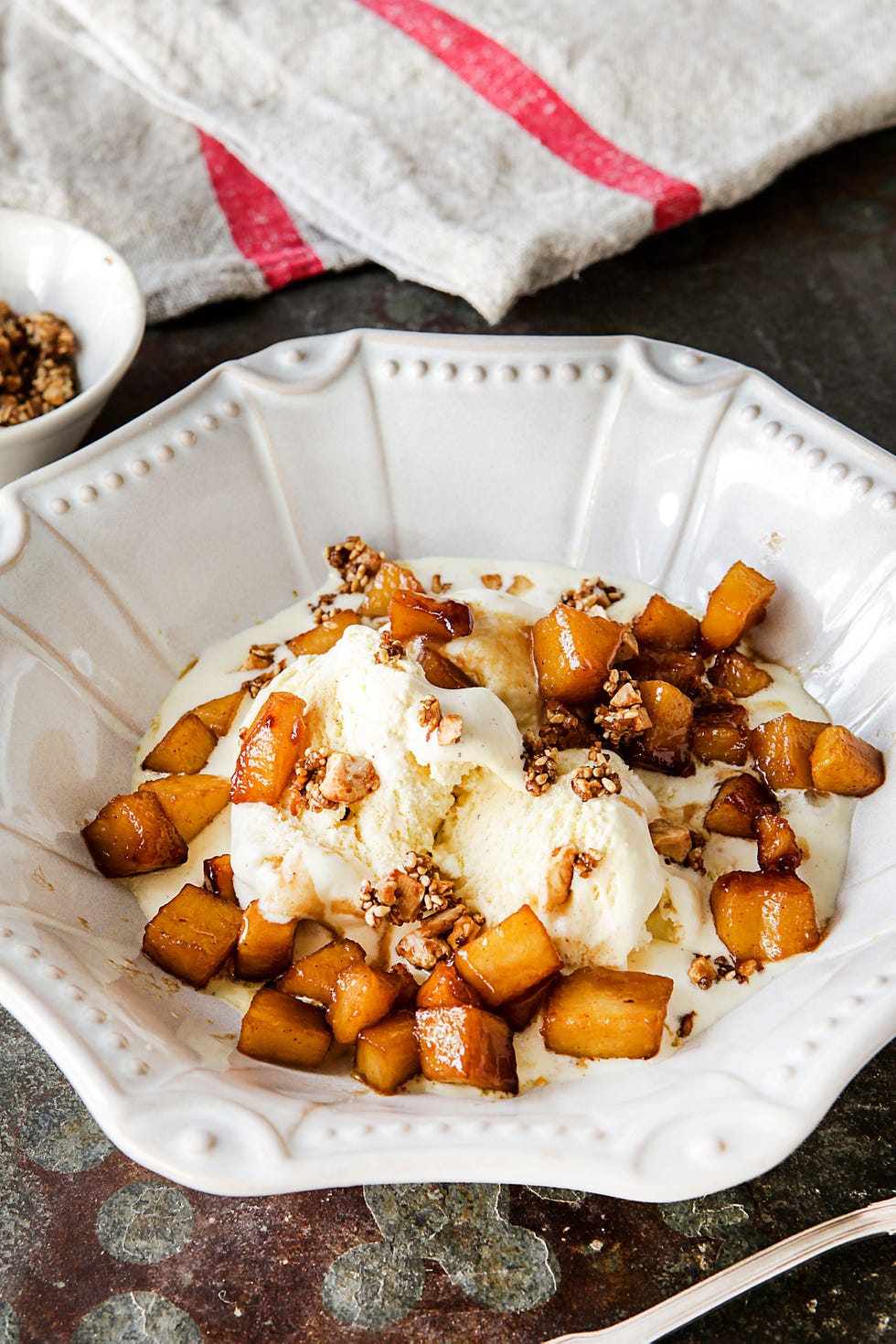 postre de manzana con helado de nata