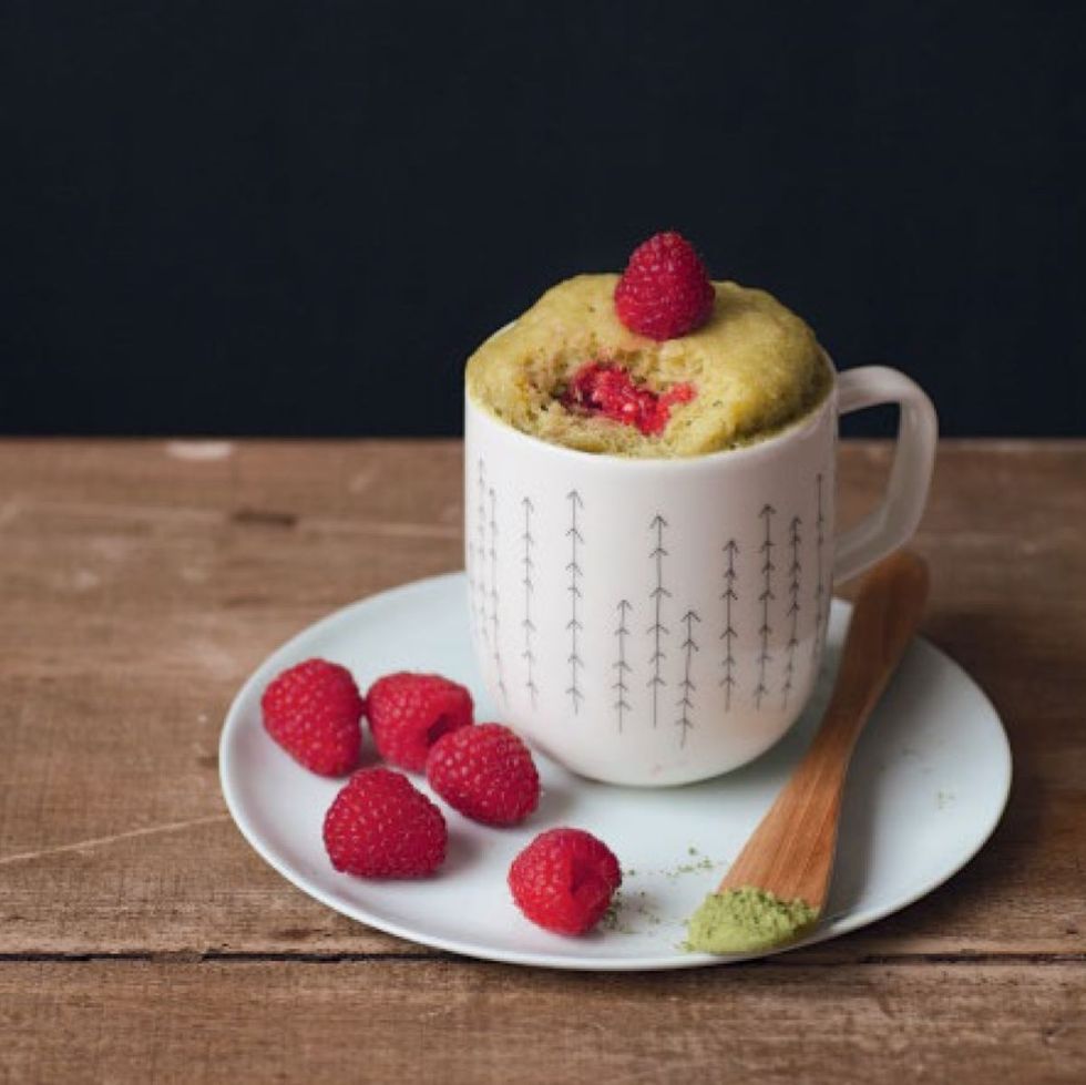 este mug cake de matcha, chocolate blanco y frambuesa es una receta de postre fácil para preparar al microondas