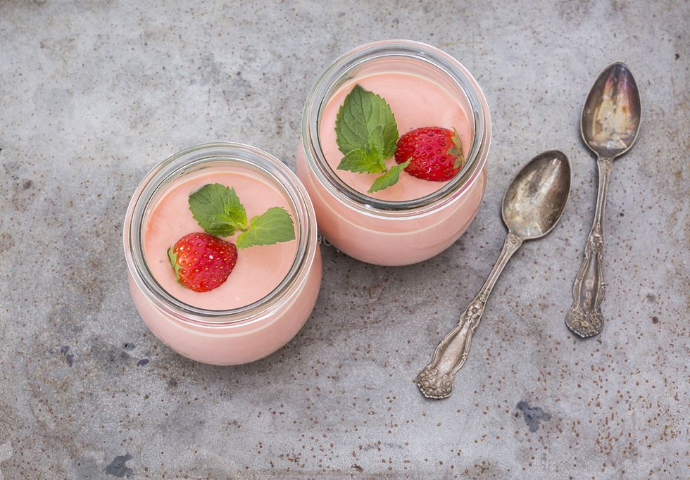 este postre tarta de yogur y fresas es muy fácil y es una receta de fit happy sisters