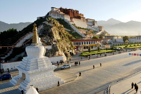 Gelegen op de Rode Berg in de Lhasavallei was het Potalapaleis sinds de zevende eeuw na Chr het winterverblijf van de Dalai Lama Het paleis vormt het hart van het Tibetaanse boeddhisme en speelt een centrale rol in het traditionele bestuur van Tibet