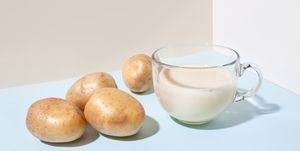 「ポテトミルク」の特徴や栄養価を、専門家の解説とともに紐解きます。﻿﻿とある調査﻿によると、2022年の食品および飲料において、﻿豆乳、アーモンドミルク、およびオーツミルクに続き、ポテトミルクが2022年のビッグトレンドになると話題になっているそう。