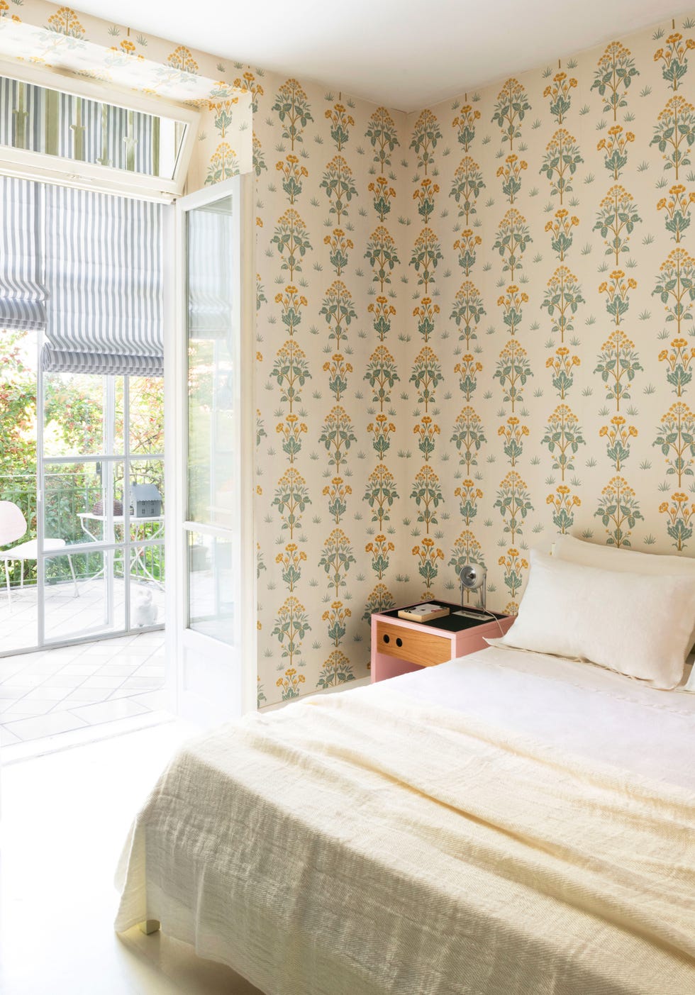 Florals and striped combined and clashed with confidence 