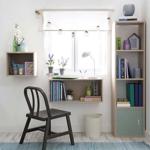 pequeño escritorio de pared y estanterías