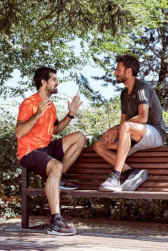 Miguel Ángel Muñoz le cuenta a Chema Martínez sus planes de correr los seis Majors de maratón