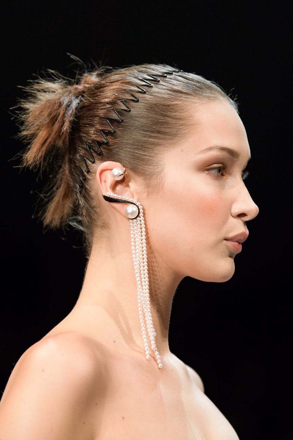 Hair, Ear, Hairstyle, Face, Chin, Beauty, Neck, Eyebrow, Fashion, Bun, 