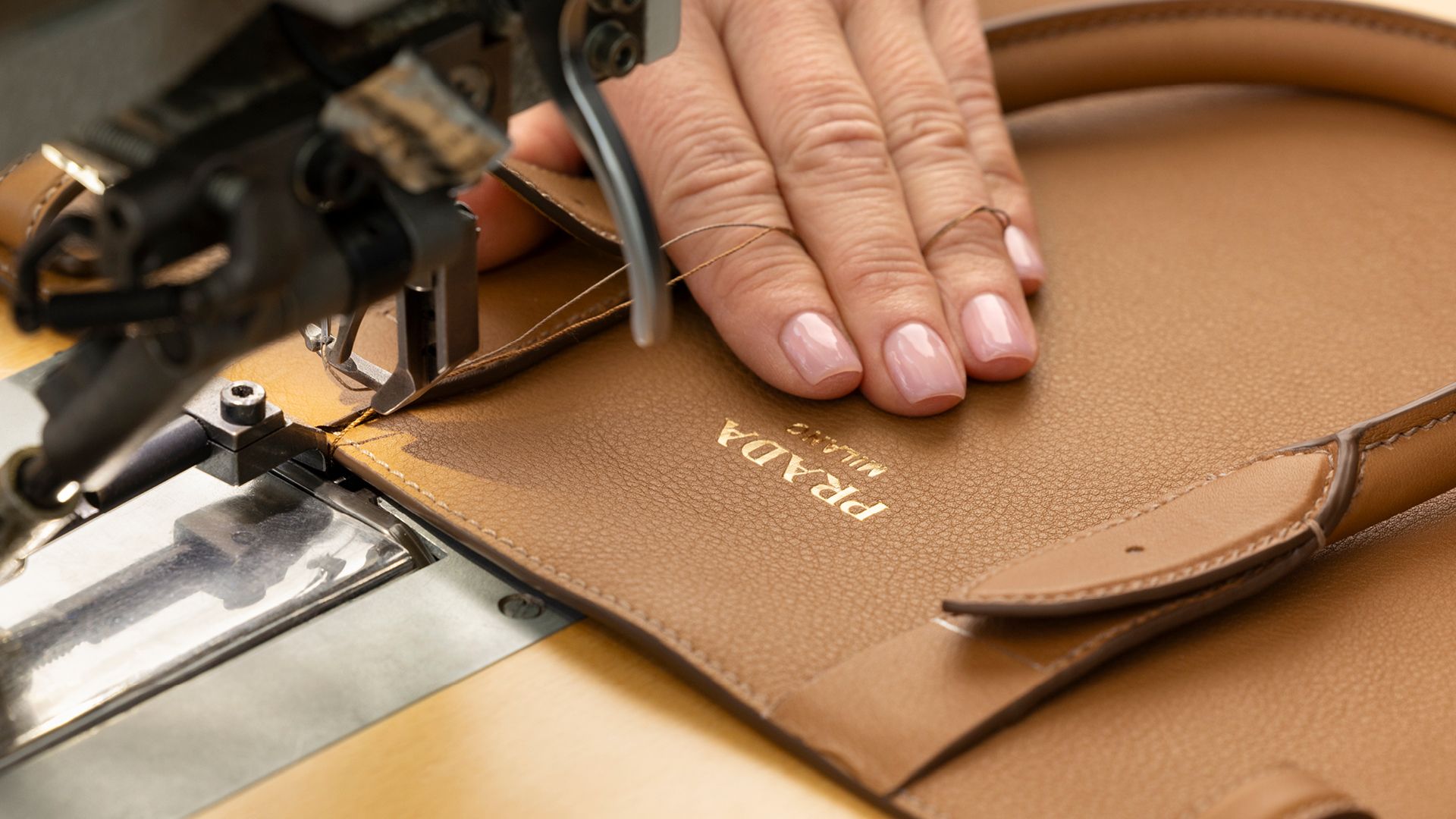PRADA コイン風デザイン パーティーバッグ PRADA コイン風デザイン パーティーバッグ レディース