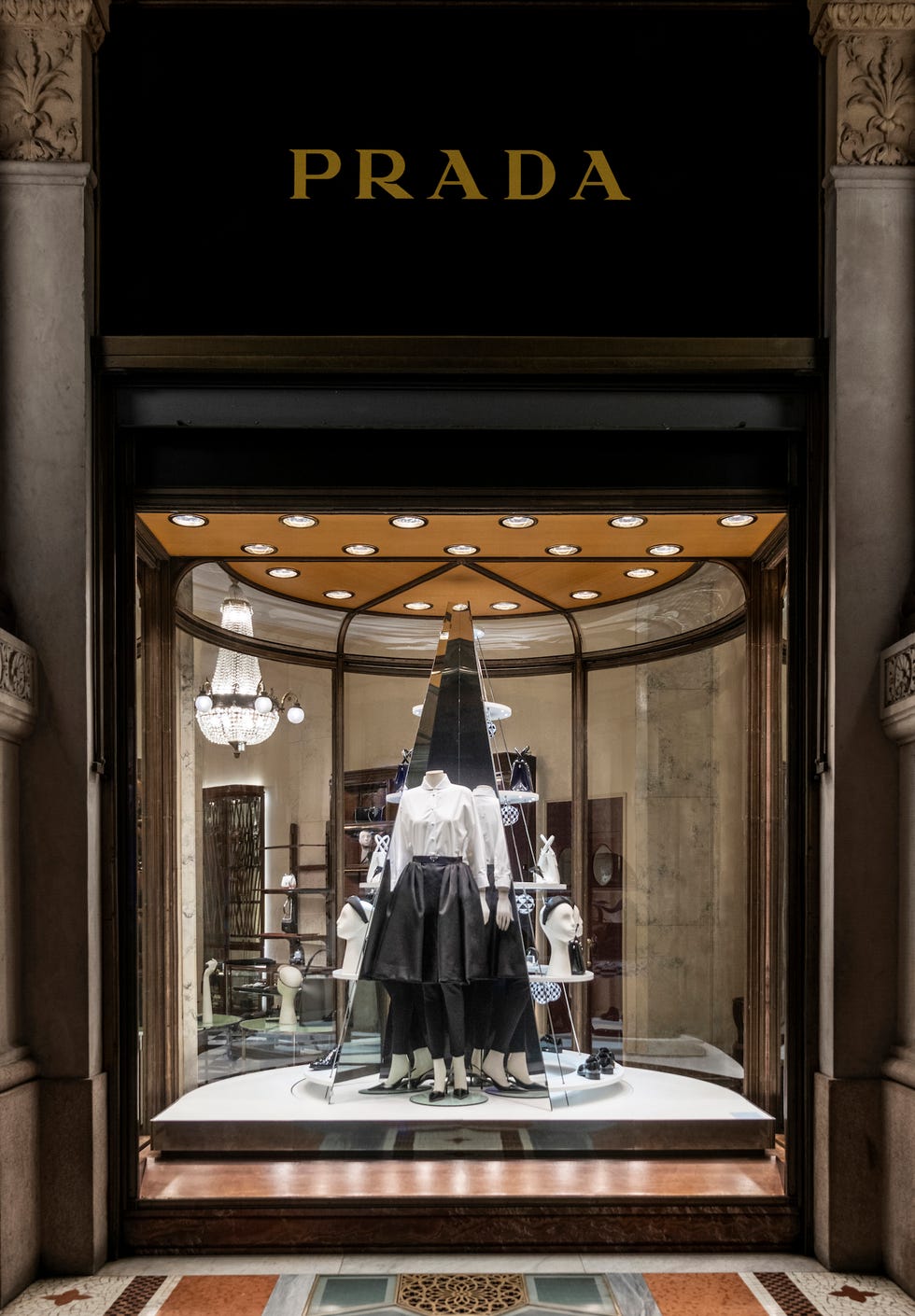 Store Windows, Louis Vuitton - Holiday House 2021