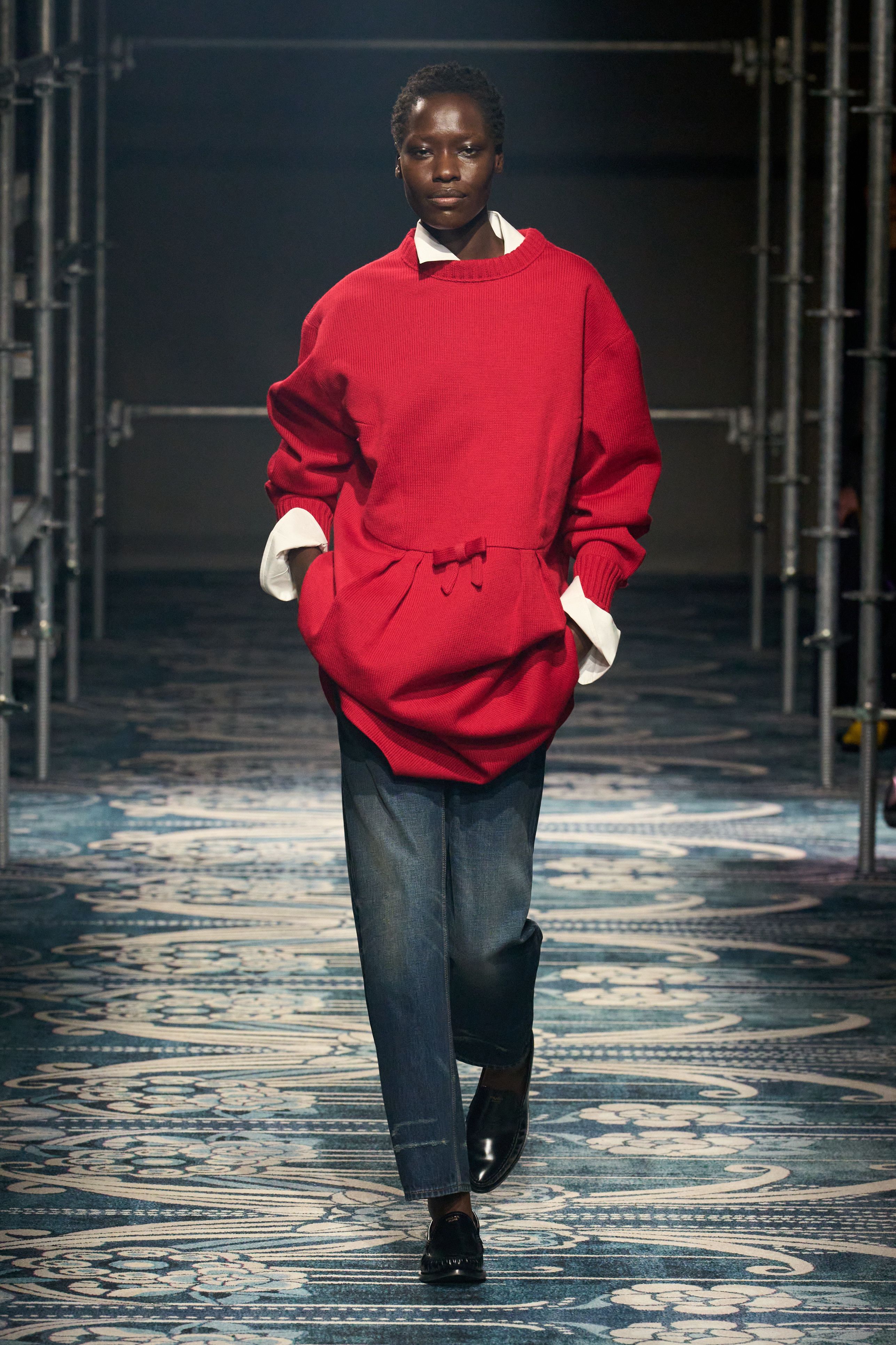 【PRADA】プラダ 2025-2026AW スカーフ レッド プラダ(PRADA)2025-26秋冬コレクション | ファッション | ELLE