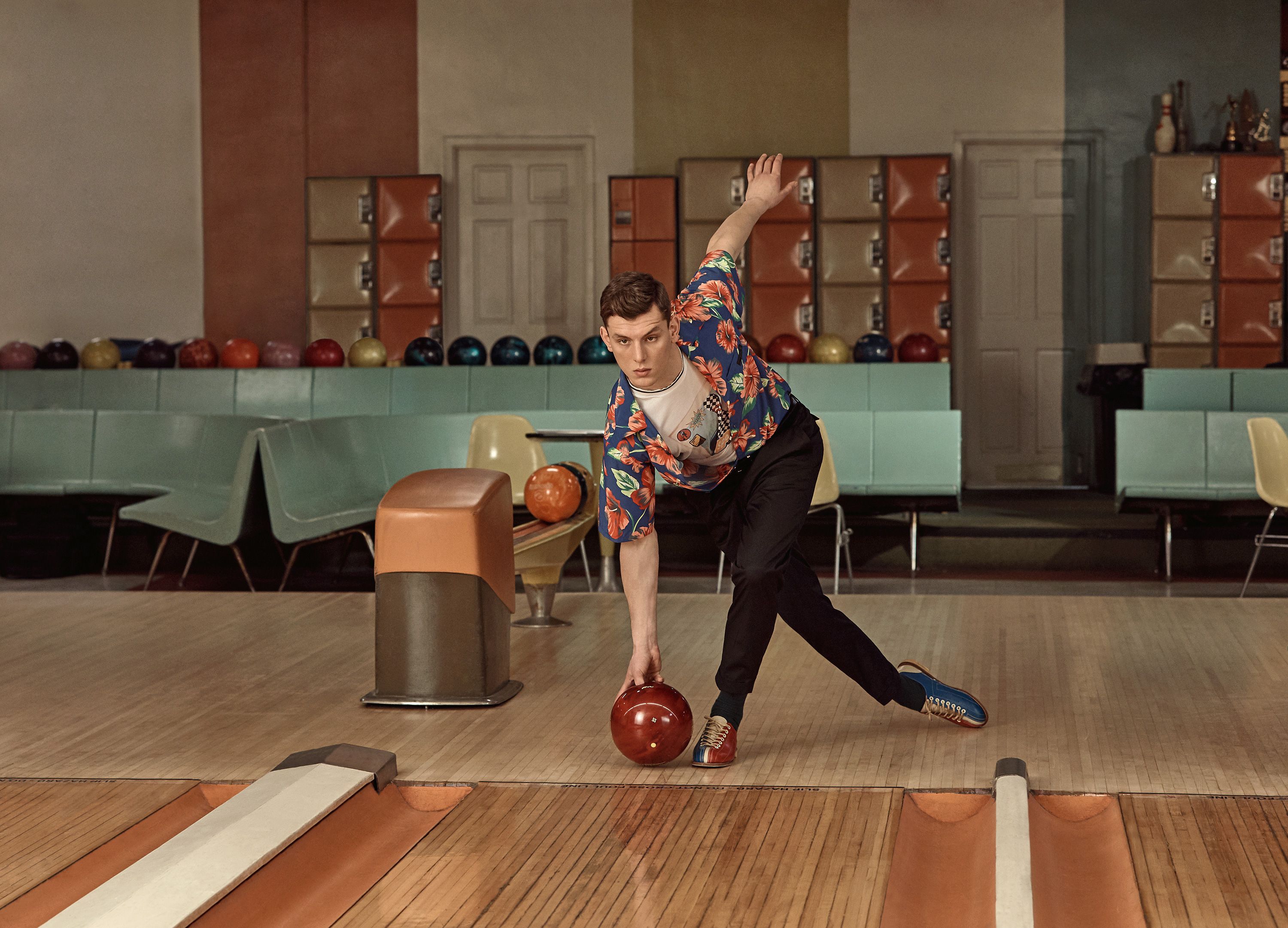 Prada y Mr Porter se juegan a una partida de bolos el estilo de este verano