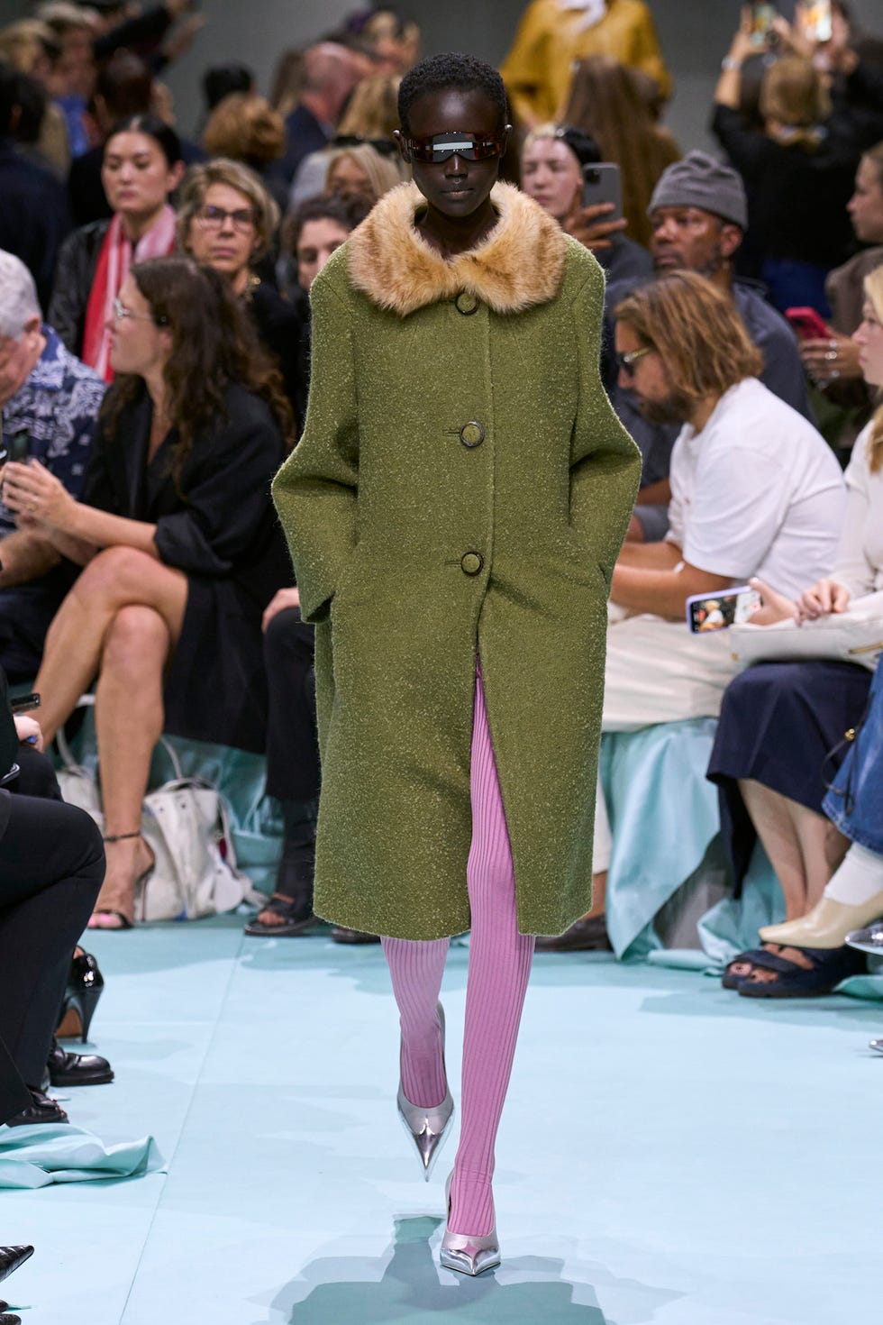 een model loopt op de catwalk tijdens de prada show