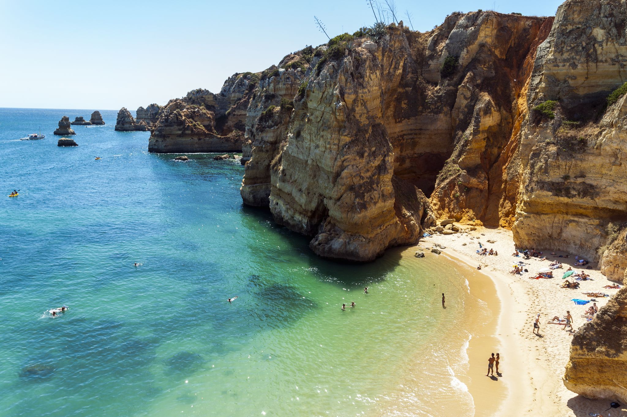 praia dona ana bij de badplaats lagos in de algarve, portugal