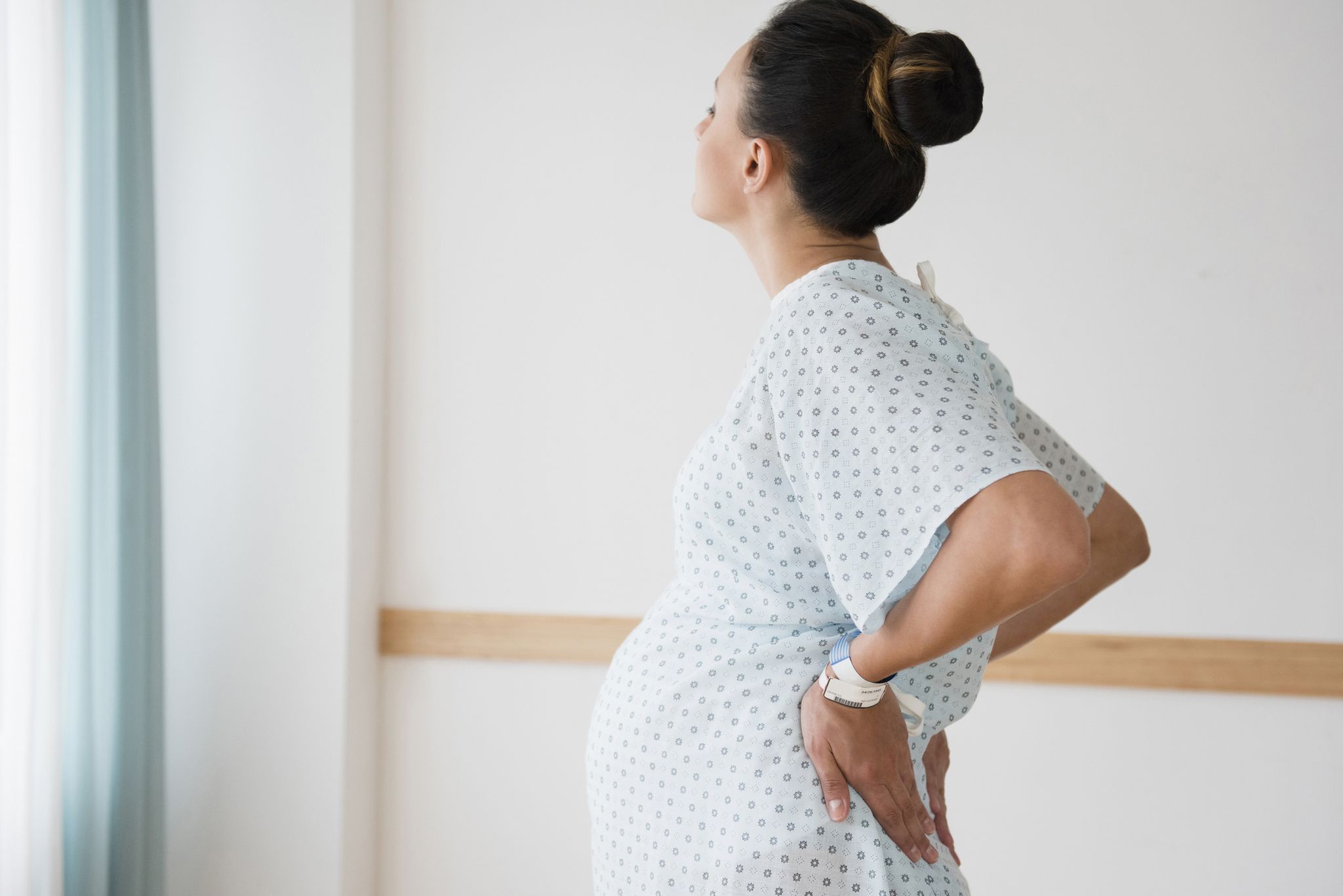 mujer en el hospital para el parto con contracciones