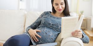 mujer embarazada leyendo libros