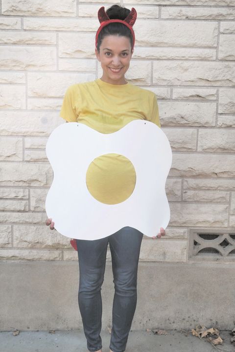 blogger jamie of  craft dresses as a deviled egg as part of a pregnant halloween costume