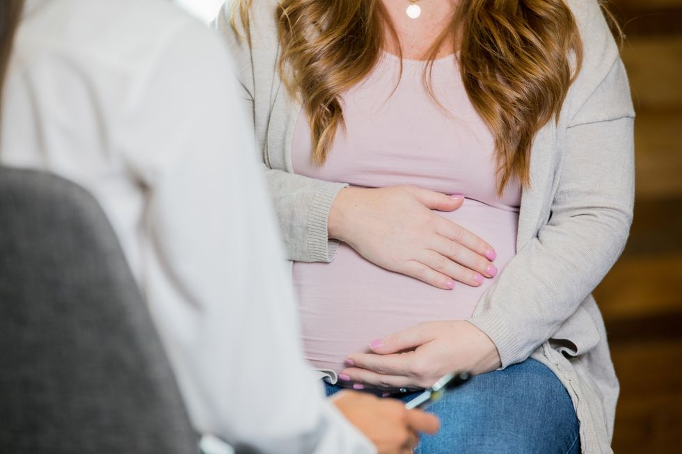 pregnant mother discussing pregnancy with healthcare professional during childbirth class