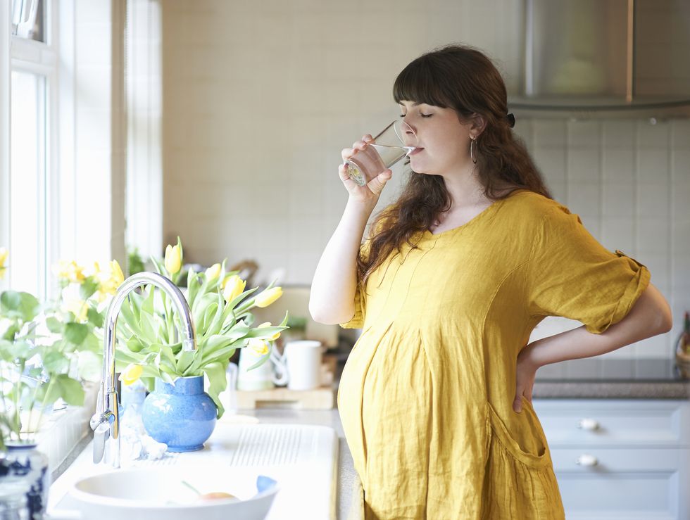 mujer embarazada bebiendo agua