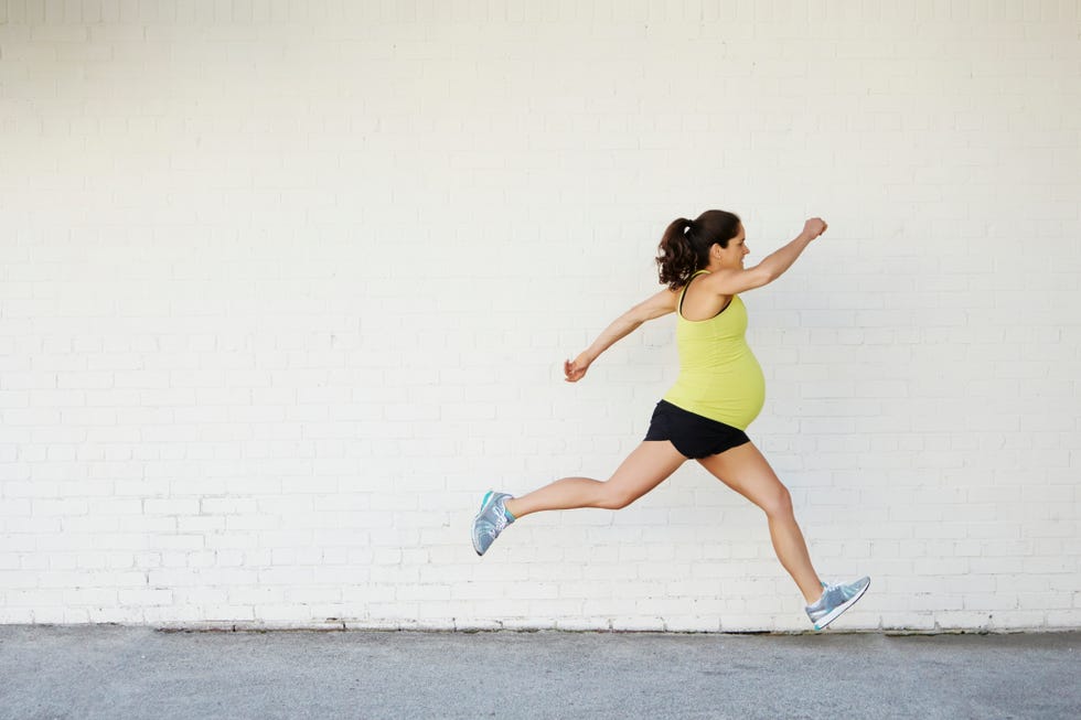 mujer embarazada corriendo