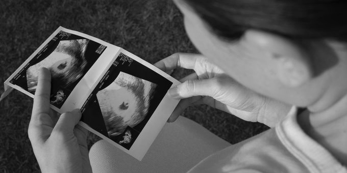 胎児への影響は？「妊娠中の不安」の原因と対処法