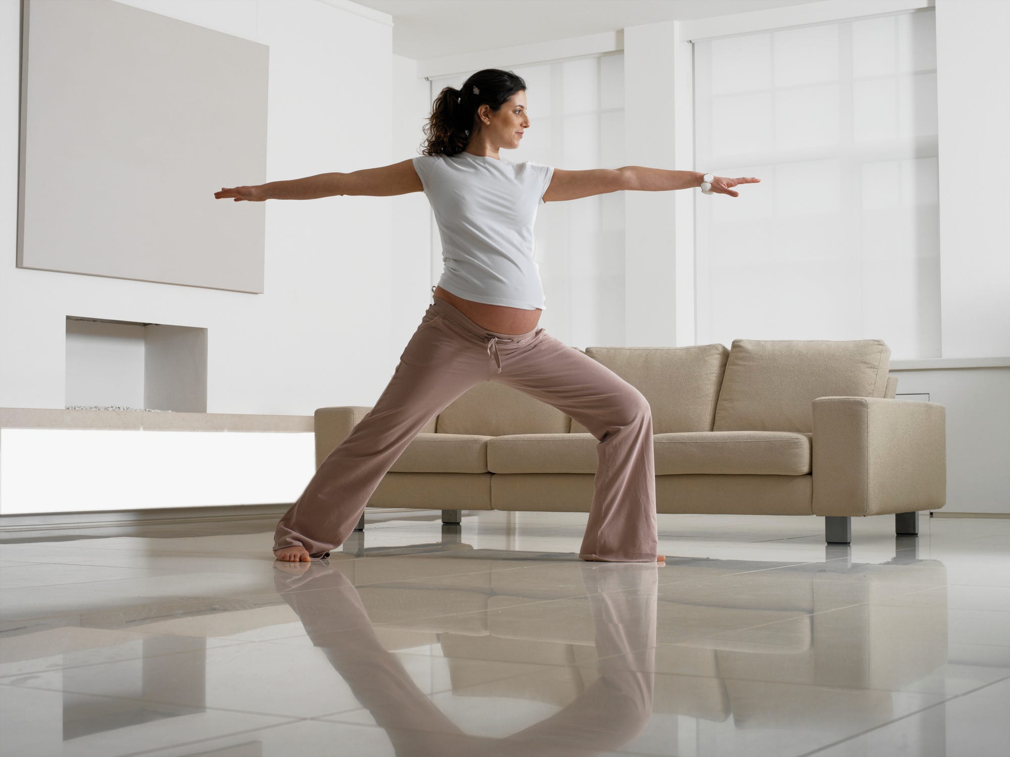 mujer practicando yoga en el embarazo