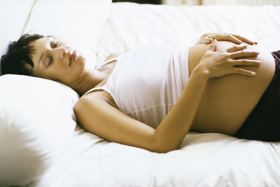 dormir boca arriba no está recomendado para embarazadas cuando la tripa es demasiado grande porque puede provocar dolores de espalda