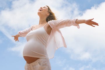 mujer embarazada con brazos abiertos feliz