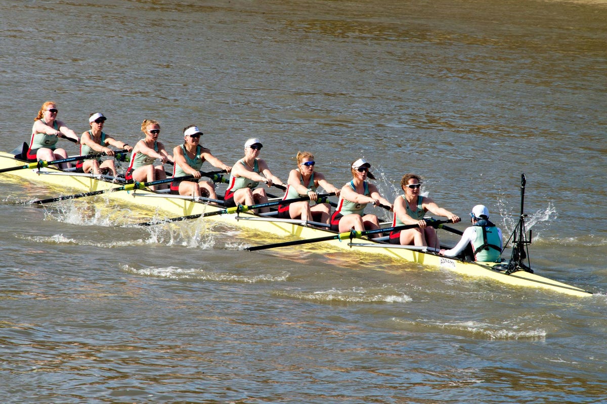 De botten van teamleden van de vrouwen acht van de Cambridge University werden gescand en vergeleken met die van vrouwen uit de prehistorie
