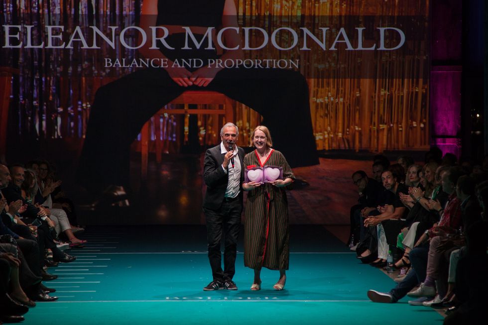 La vincitrice di ITS 2018 Eleanor McDonald con Carlo Capasa, presidente della Camera Nazionale della Moda Italiana