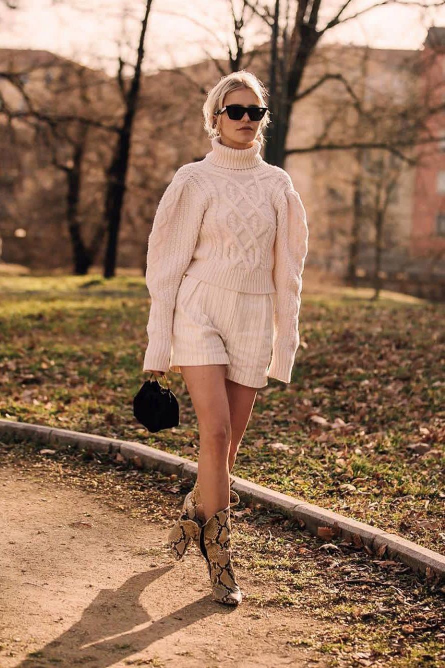 Dos mujeres jóvenes muestran ropa, trajes de punto hechos de tela natural,  ropa casual de moda. concepto de compras de primavera.