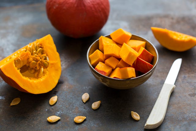 preparando calabaza hokkaido para una sopa