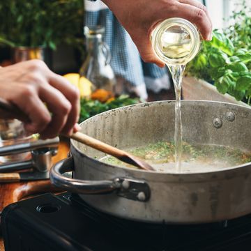 preparing linguine with clams