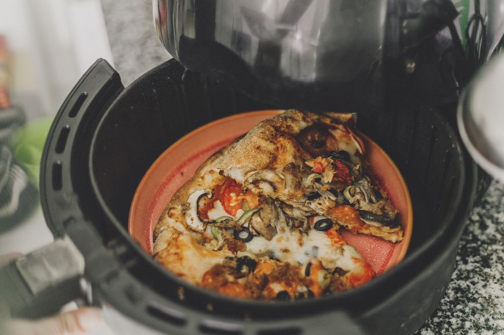 pizza en una freidora de aire