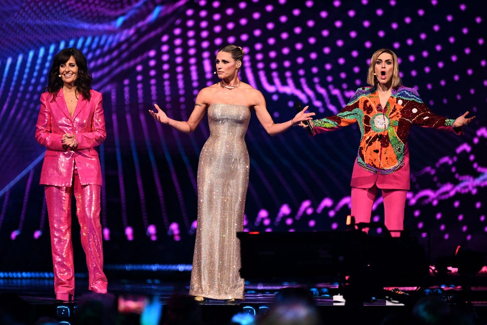 michelle hunziker , hazel brugger en la final de eurovision