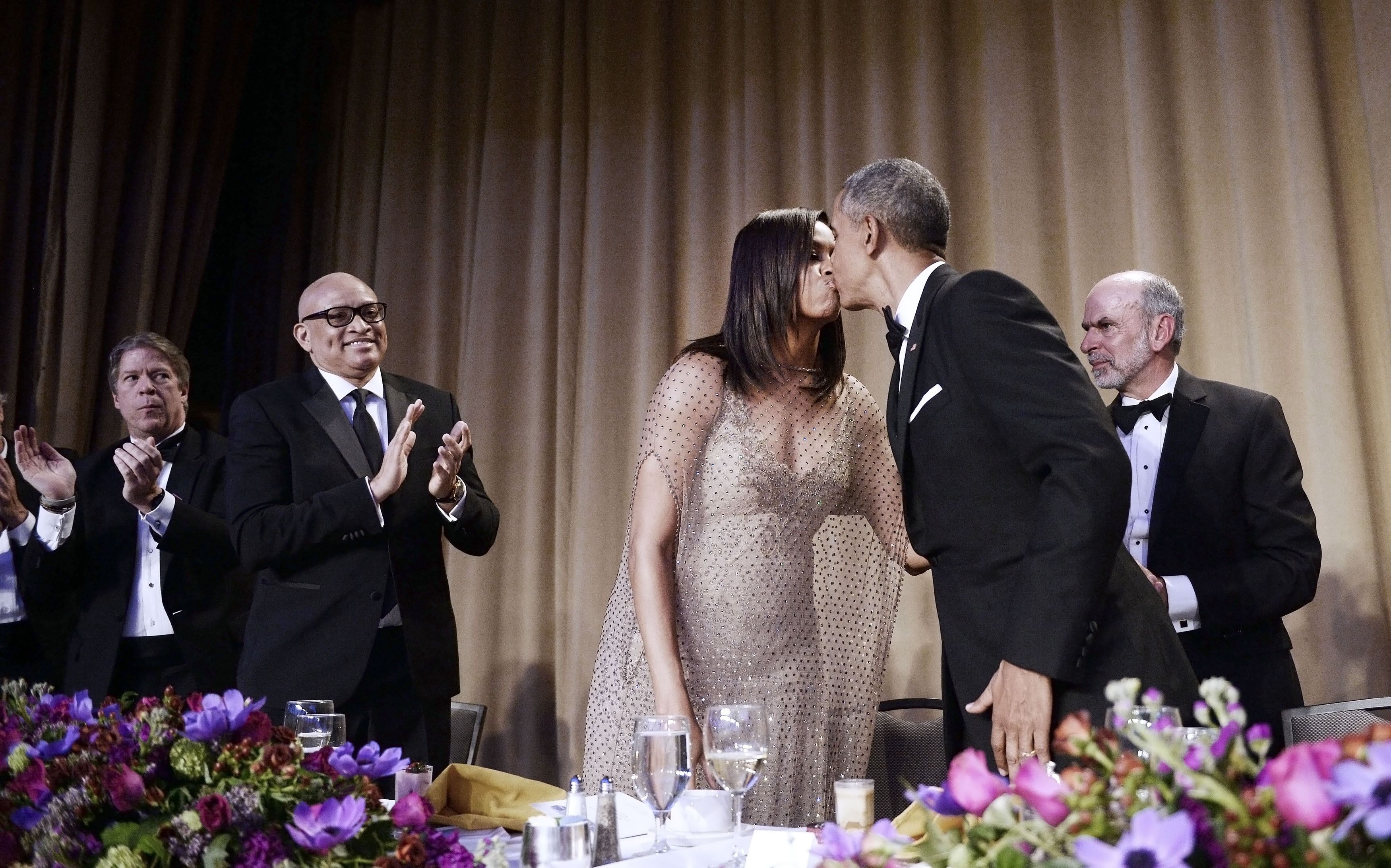 barack obama and michelle obama kissing