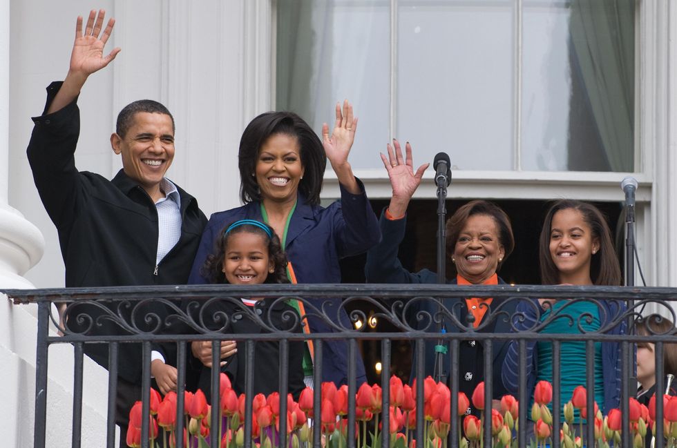 US President Barack Obama waves alongsid