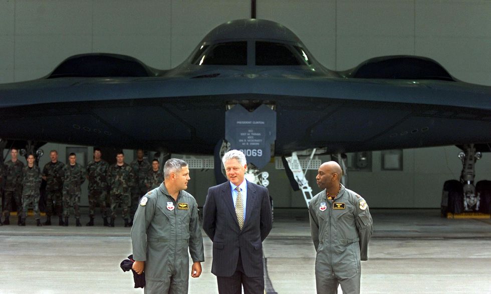 US President Bill Clinton (C) speaks with USAF B-2