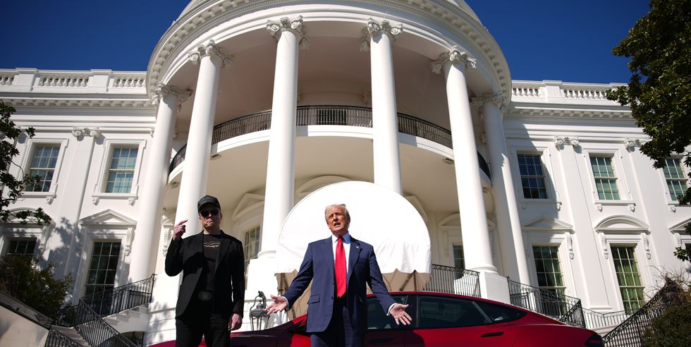 presidente trump fala ao lado de veículos tesla na casa branca