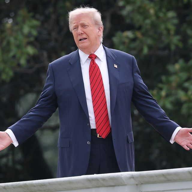 El presidente Trump hace un recorrido por el tejado del ala oeste de la Casa Blanca.