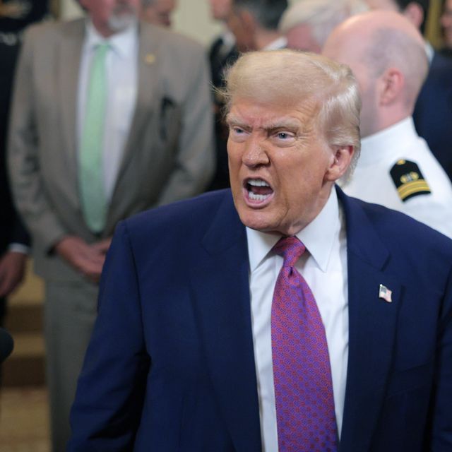 Başkan Trump, Beyaz Saray'da yasa imzalama töreni düzenliyor
