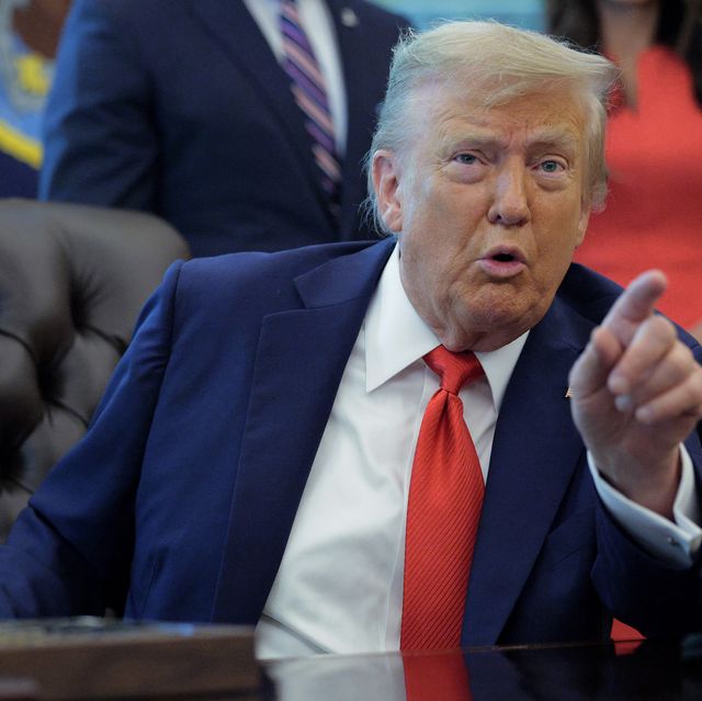 Президент Трамп подписывает указы в Овальном кабинете Белого дома