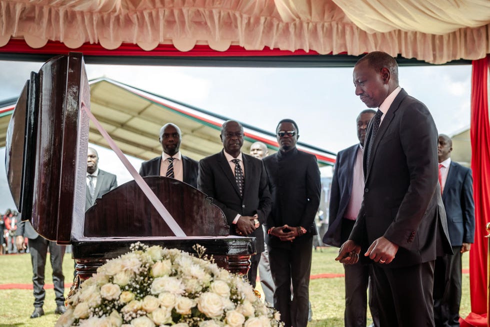 el presidente de kenia, william ruto, ante el féretro de kelvin kiptum