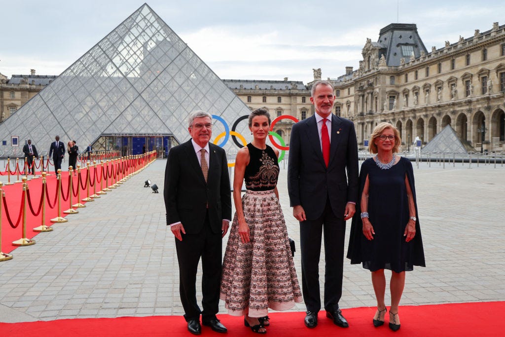 La Reina Letizia deslumbra frente al Museo del Louvre ante los Juegos  Olímpicos de París 2024