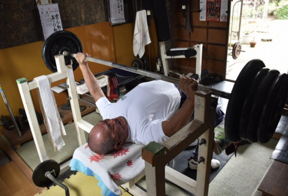 72 años y 122 kilos en press de banca! - Abuelo fitness japonés