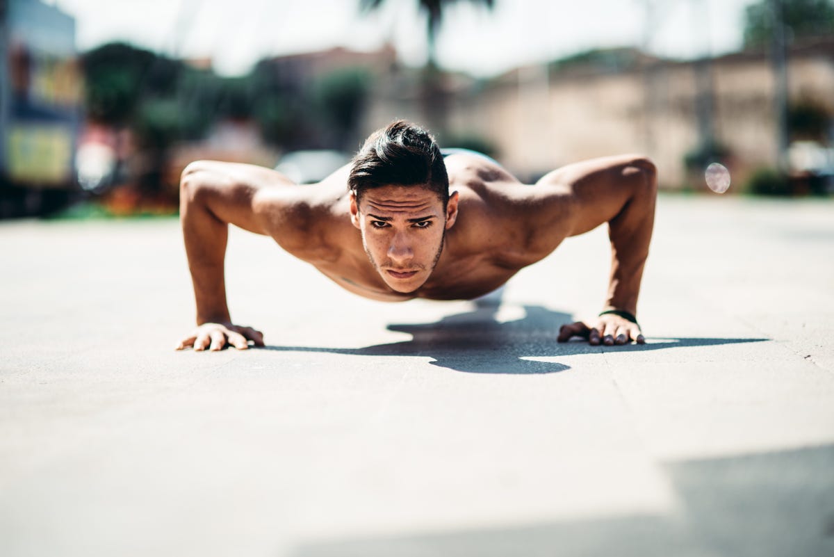 The Perfect Bodyweight and Sprint Workout for an Outdoor Pump in the Sun