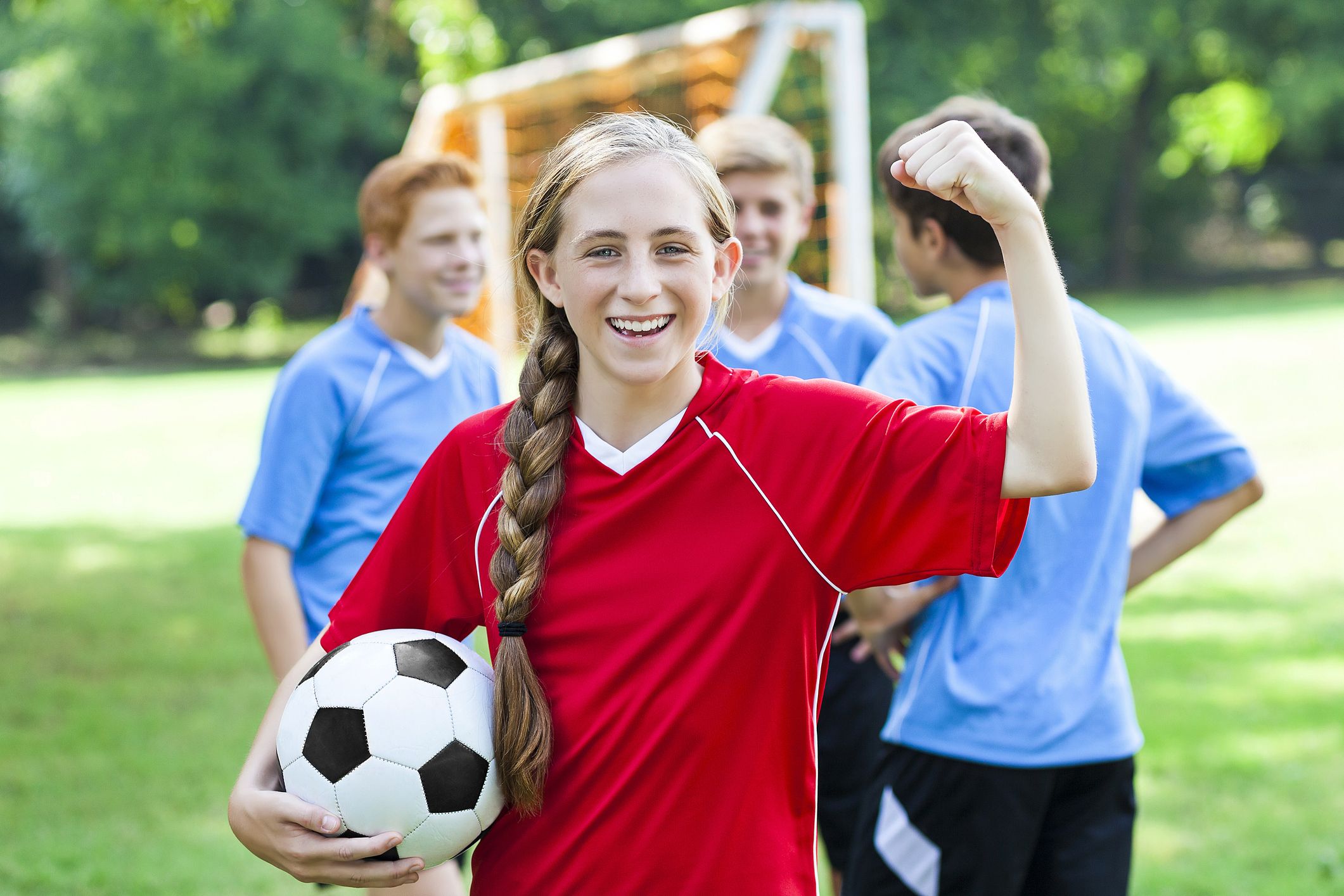 Un hombre y una mujer jugando el deporte con ropa deportiva roja