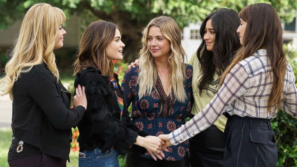The Cast of "Pretty Little Liars" is Reuniting For a Good Cause